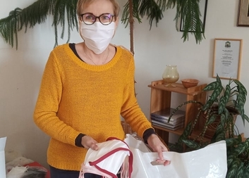 Kdo rychle dává, dvakrát dává – 1000 roušek pro Charitu přišlo z Třeště