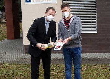 NOVÝ STAROSTA TELČE NAVŠTÍVIL ZASTÁVKU A POKŘTIL PRVNÍ ČÍSLO ČASOPISU