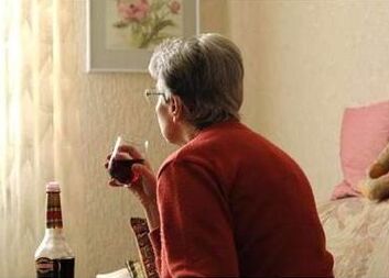 Nadměrná konzumace alkoholu se nevyhýbá ani našim starším spoluobčanům