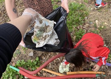 Pracovníci a klienti jihlavské Charity uklízeli popatnácté místa na Vysočině