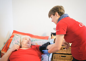 Zdravotní sestra domácí péče: Nejtěžší pro mě je vidět lidi, kteří by strašně stáli o to nebýt sami, a jsou