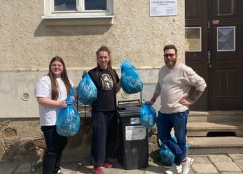 Pracovníci a klienti jihlavské Charity uklízeli okolí svých středisek