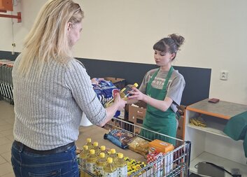 Jarní Sbírka potravin v Jihlavě: I málo udělalo velkou radost