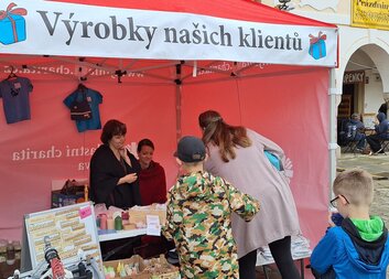 Na Prázdninách v Telči můžete pořídit hezké výrobky a zároveň podpořit Charitu